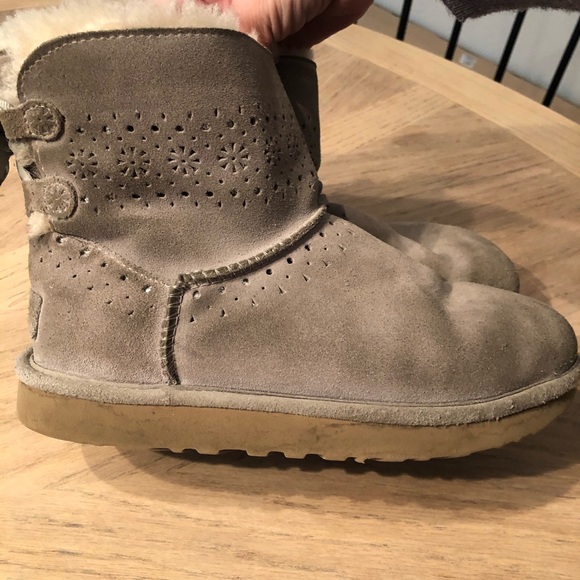 Women’s Ugg’s size 7 - Picture 3 of 4